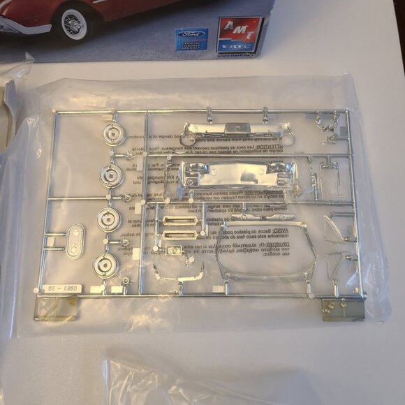 AMT 1962 Ford Thunderbird Model KIT 30081 1/25  open box - Picture 6 of 9